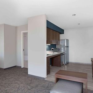 King Suite Hearing Access or Non-Smoking